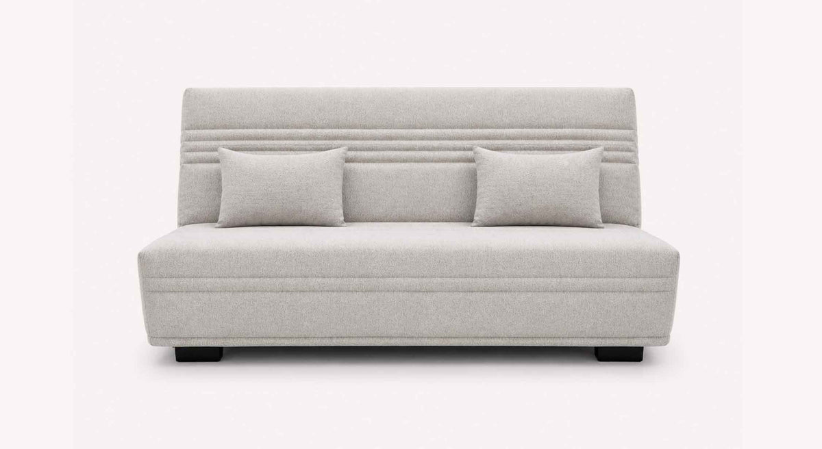 Canapé convertible LEON Misterio Brume en tissu gris clair avec coussins assortis, design épuré idéal pour un couchage quotidien confortable.