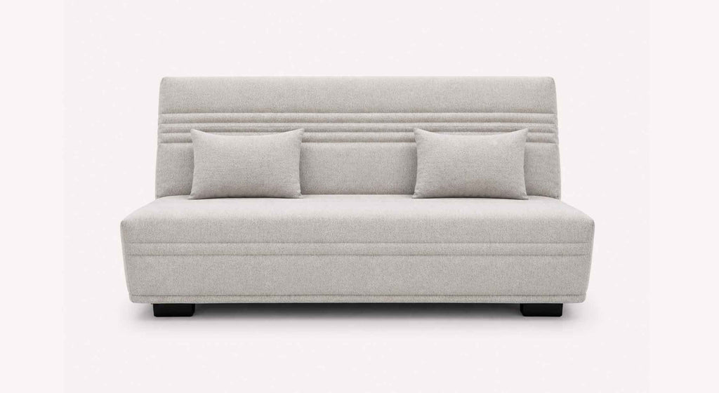 Canapé convertible LEON Misterio Brume en tissu gris clair avec coussins assortis, design épuré idéal pour un couchage quotidien confortable.