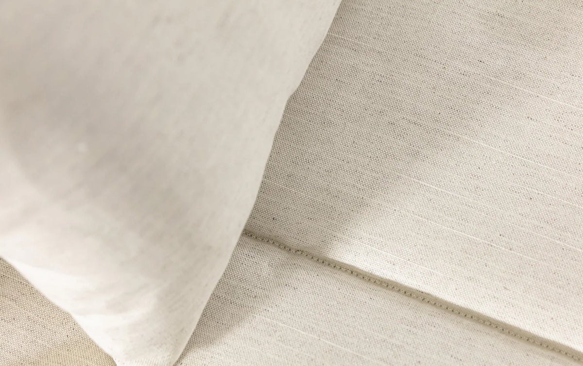 Zoom sur le tissu en lin de la banquette BZ Simone, couleur Florence, montrant la revêtement et les coutures