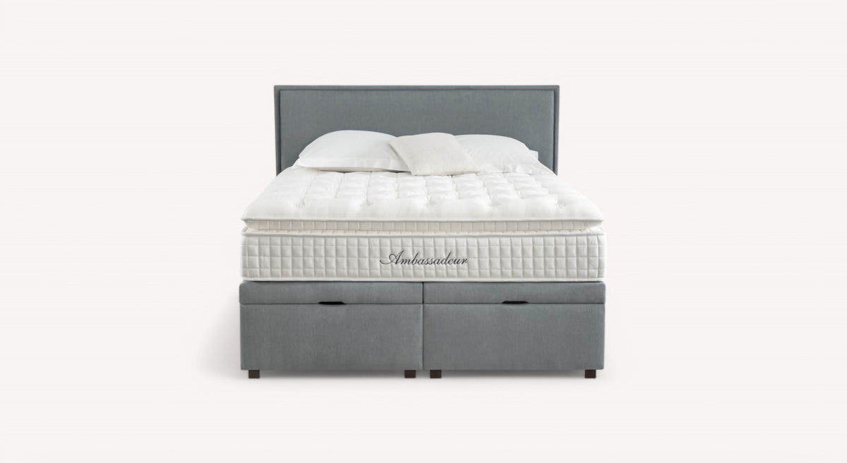 Lit coffre gris avec matelas épais et oreillers, modèle Ouessant, marque Ambassadeur, packshot sur fond blanc