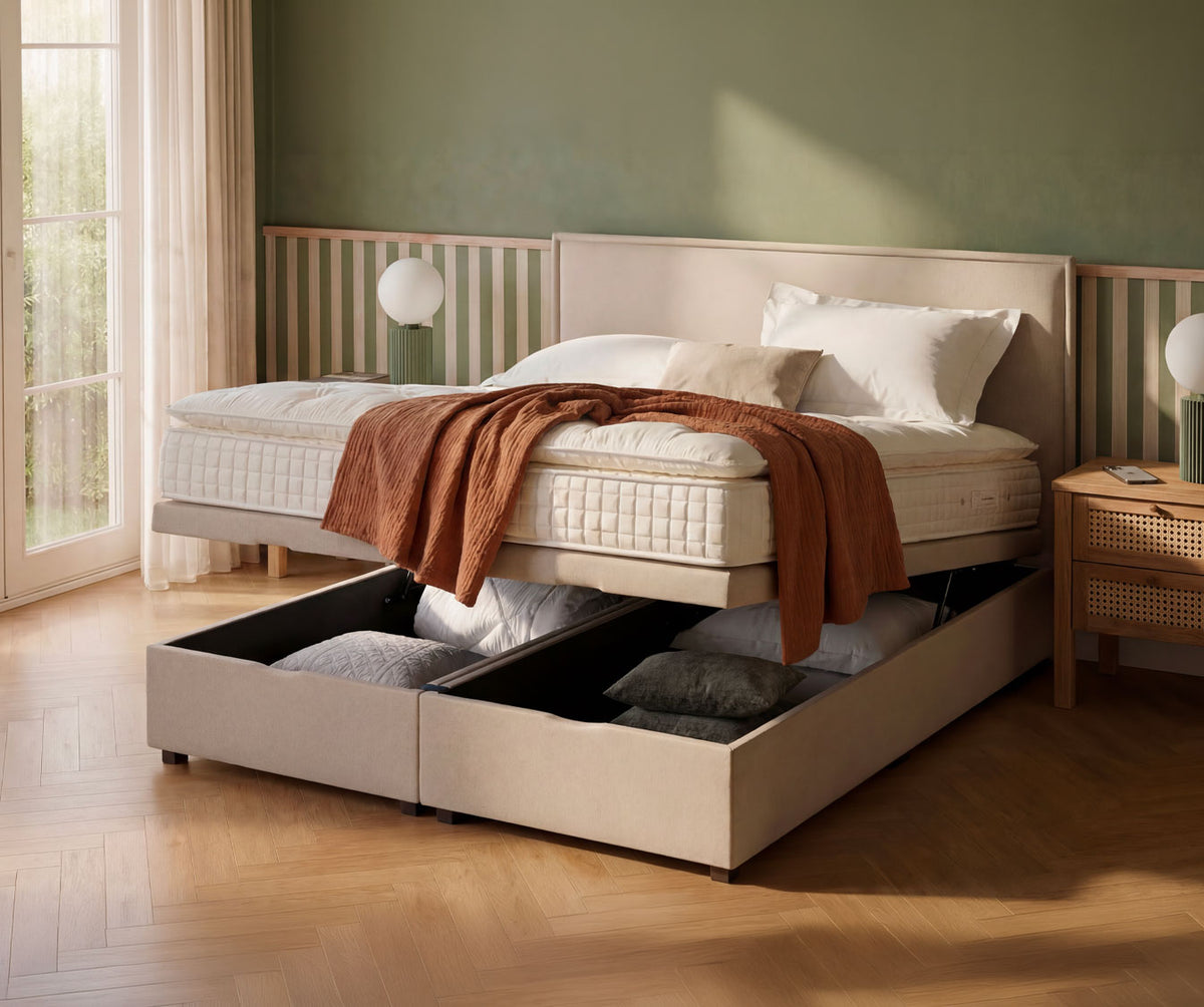 Lit coffre OUESSANT Luca Beige avec rangement ouvert, matelas confortable, décor moderne et ambiance lumineuse dans une chambre élégante.