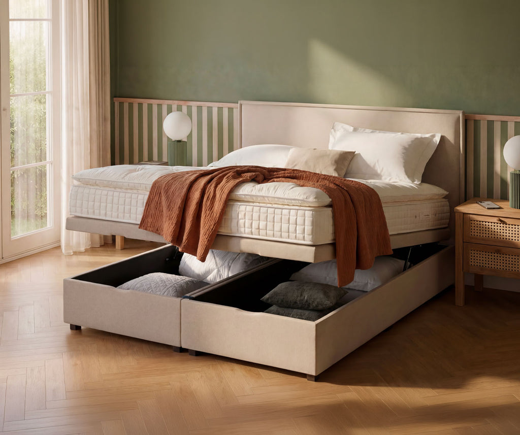 Lit coffre OUESSANT Luca Beige avec rangement ouvert, matelas confortable, décor moderne et ambiance lumineuse dans une chambre élégante.