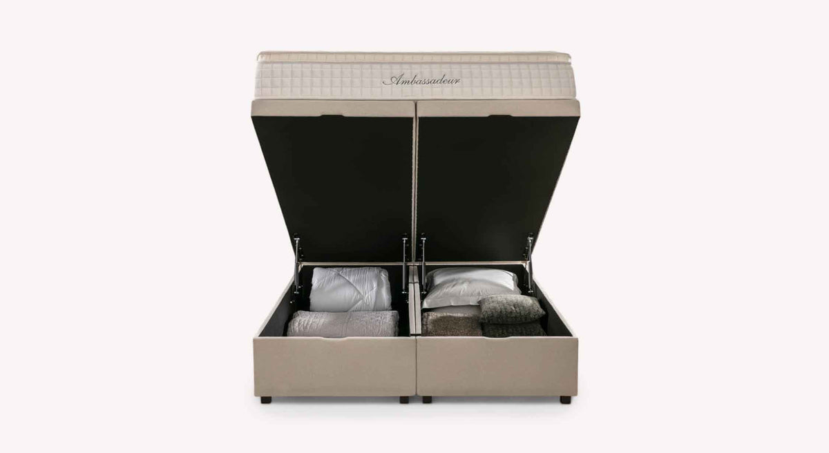Lit coffre OUESSANT Luca Beige ouvert avec espace de rangement organisé contenant des couvertures, mobilier pratique et élégant pour optimiser l’espace de la chambre.