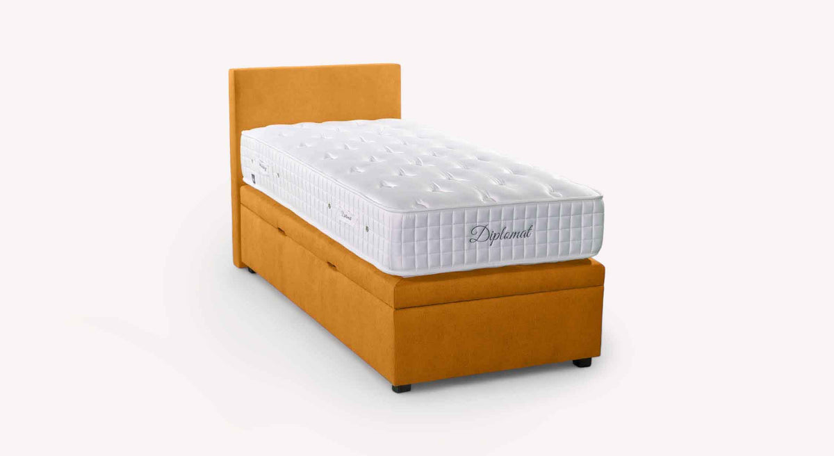 Lit coffre OUESSANT latéral Mine Mango en tissu orange avec matelas blanc, offrant un couchage confortable et un espace de rangement intégré pratique.