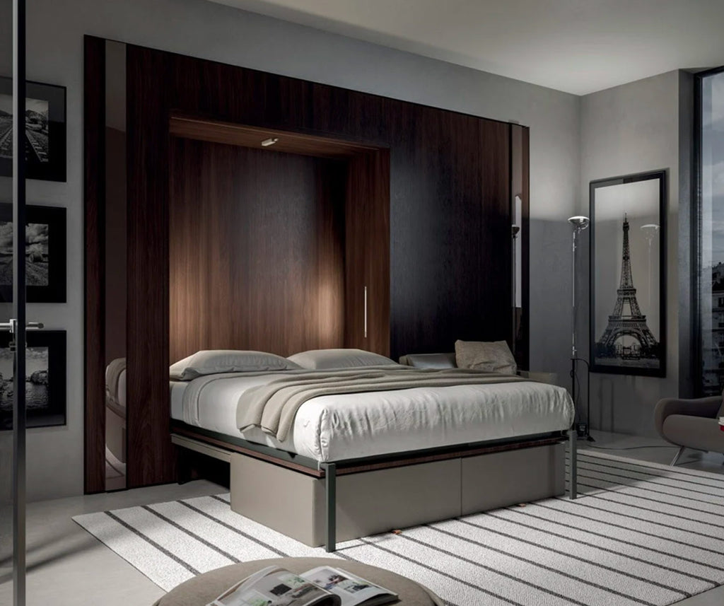 Chambre moderne avec lit escamotable déployé dans un meuble en bois foncé, décor minimaliste et ambiance chaleureuse mettant en valeur le modèle ALCOVA LIGHT +50 coloris & matériaux.