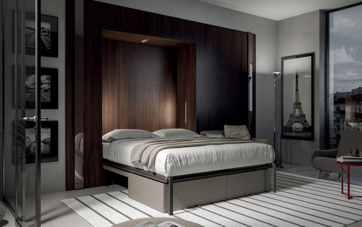 Chambre moderne avec lit escamotable ALCOVA LIGHT +50 coloris & matériaux déployé, ambiance élégante avec mobilier en bois sombre et décoration urbaine raffinée.