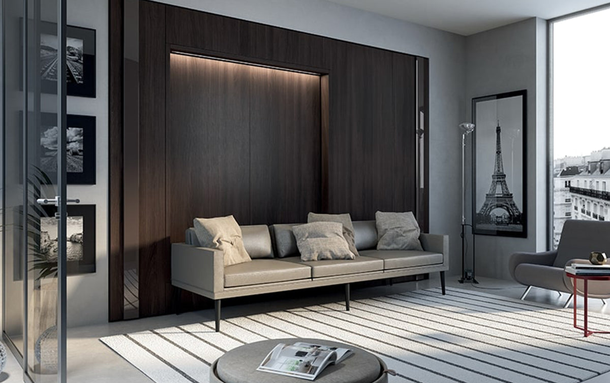 Salon moderne avec canapé convertible élégant intégré dans un mur en bois foncé à l’ambiance chaleureuse, modèle ALCOVA LIGHT +50 coloris & matériaux, idéal pour un couchage quotidien.