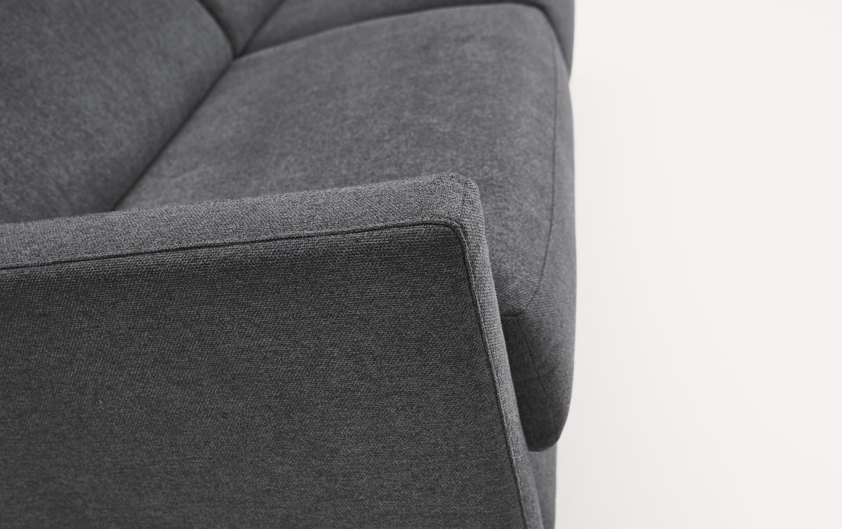 Zoom sur l'accoudoir du canapé convertible Amy en tissu Austin anthracite