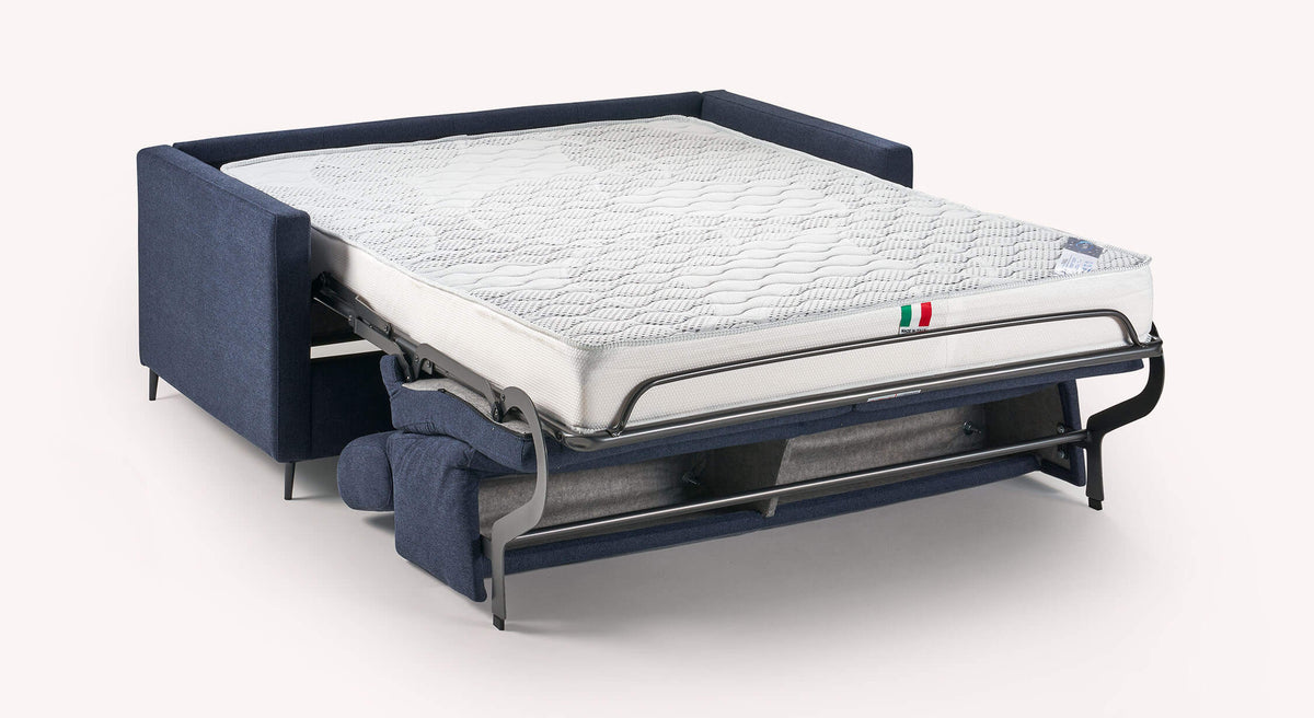 Canapé convertible AMY Austin Deep blue avec matelas déployé, design moderne en tissu bleu profond, offrant un couchage confortable et adapté à un usage quotidien.