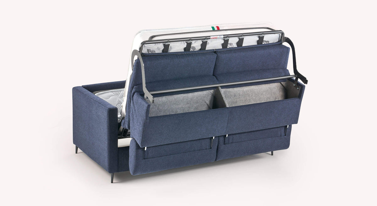 Canapé convertible AMY Austin Deep blue avec structure apparente et compartiments de rangement ouverts, revêtement bleu profond, design moderne et fonctionnel.