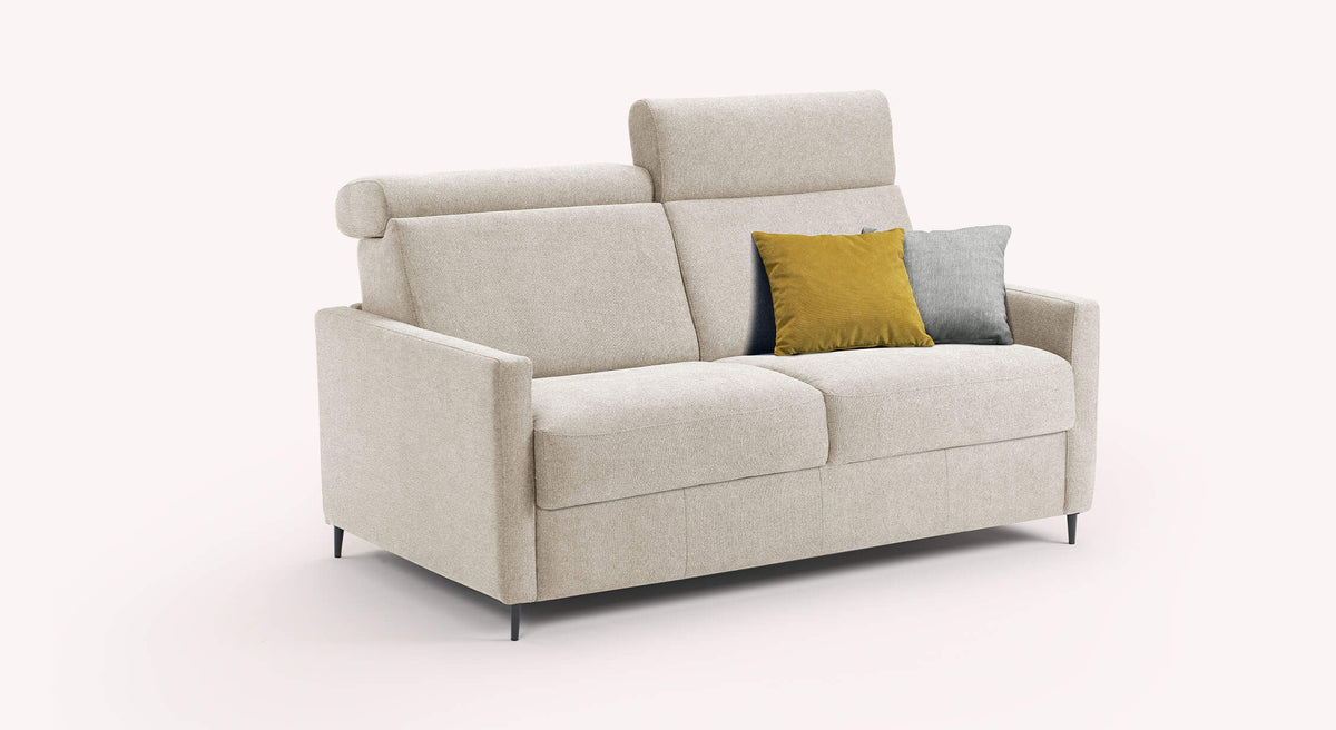 Canapé convertible AMY Austin Ivoire en tissu beige clair avec deux coussins décoratifs gris et jaune, design moderne et élégant adapté pour un couchage quotidien.