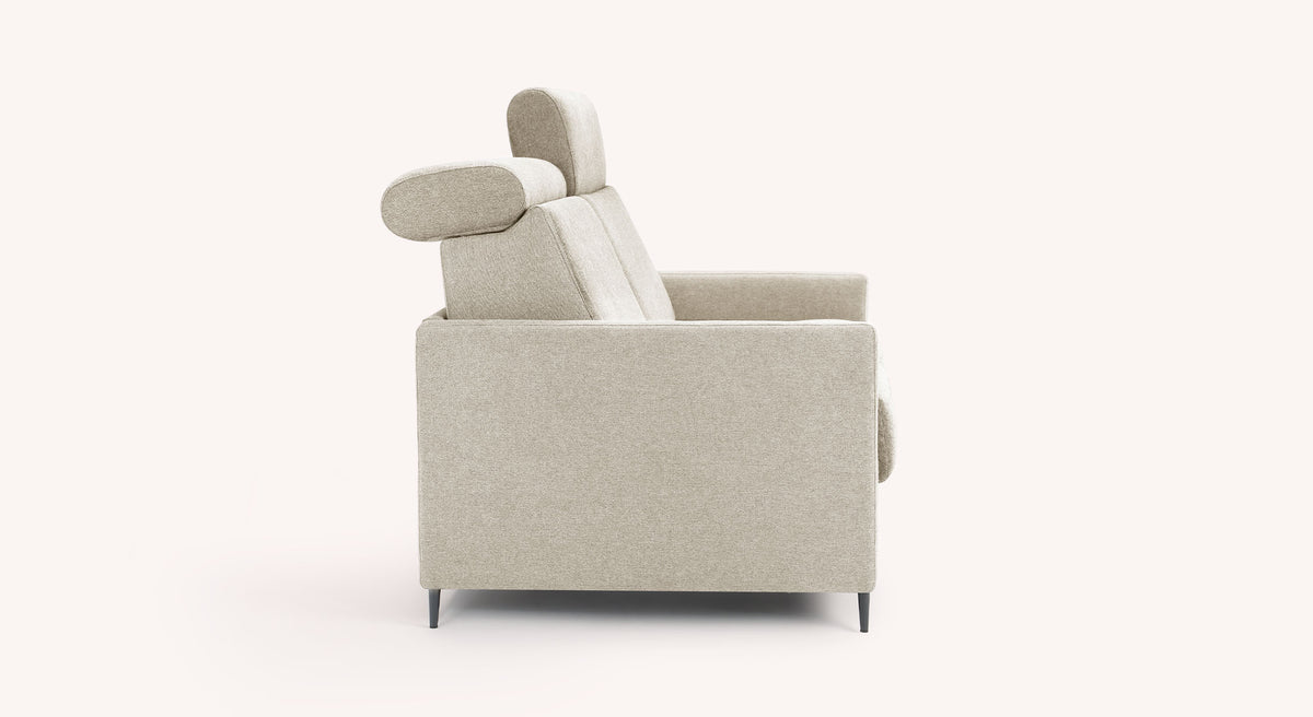 Canapé convertible AMY Austin Ivoire en tissu beige clair, avec structure élancée et appuie-têtes ajustables, design moderne et épuré idéal pour un couchage quotidien.