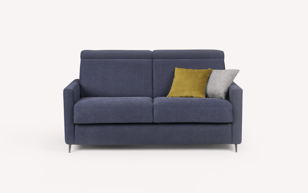 Canapé convertible Amy en tissu bleu profond avec deux coussins, un jaune et un gris