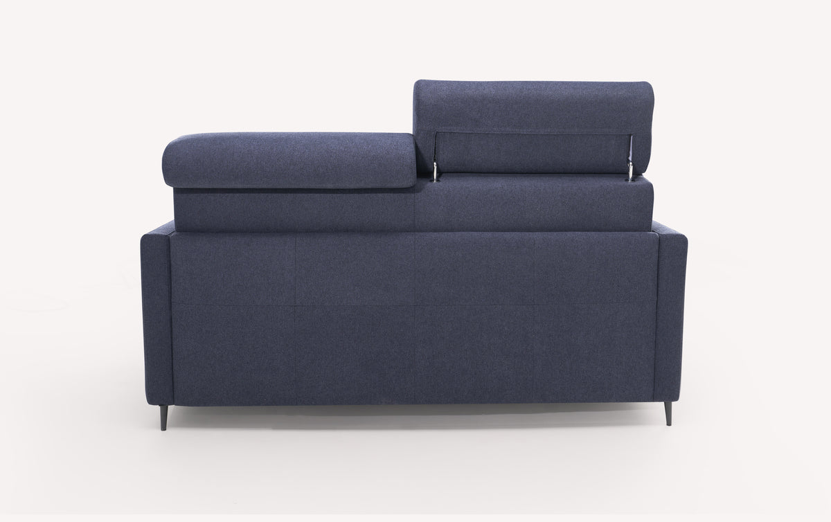Canapé convertible Amy en tissu Austin, vue arrière trois quarts, accoudoirs et dossier ajustables, couleur bleu foncé