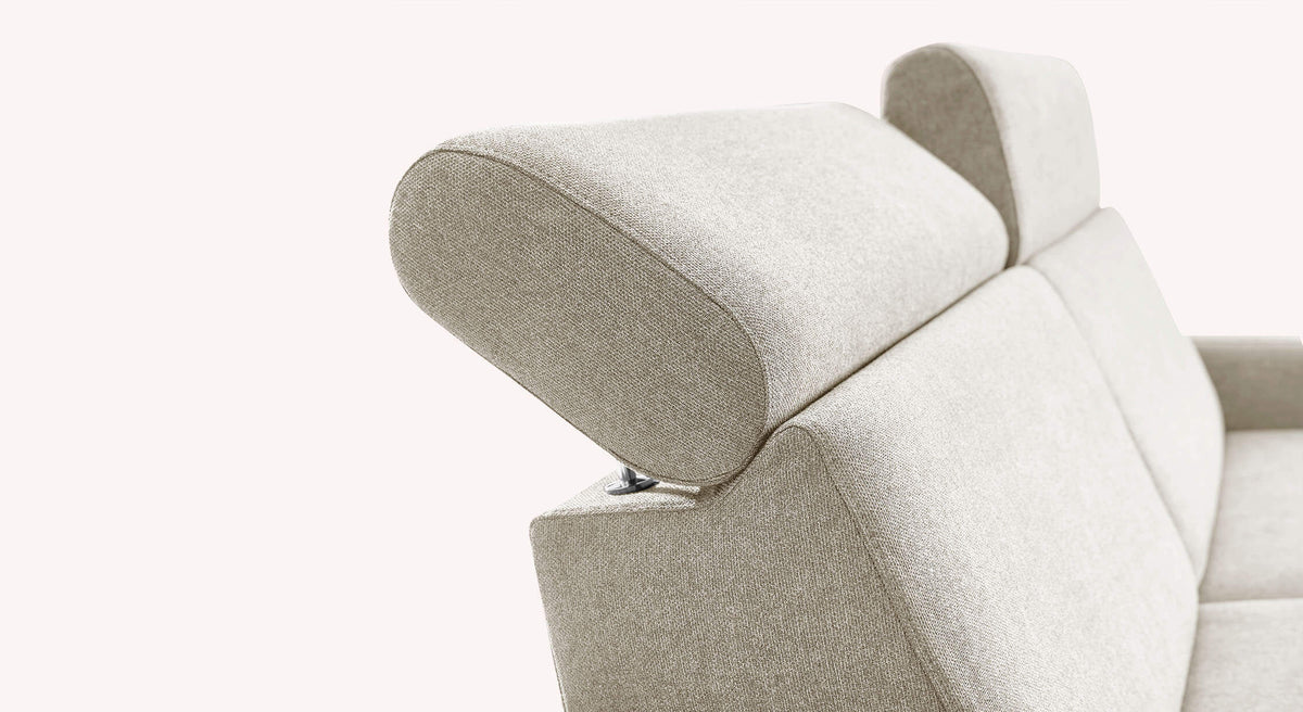 Détail du dossier inclinable rembourré beige clair du canapé convertible AMY Austin Ivoire offrant un confort modulable et un design épuré.