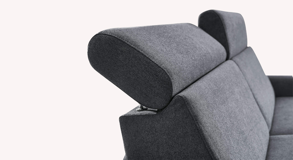 Détail de l'appui-tête réglable en tissu anthracite du canapé convertible AMY Austin Anthracite, alliant confort et design moderne.
