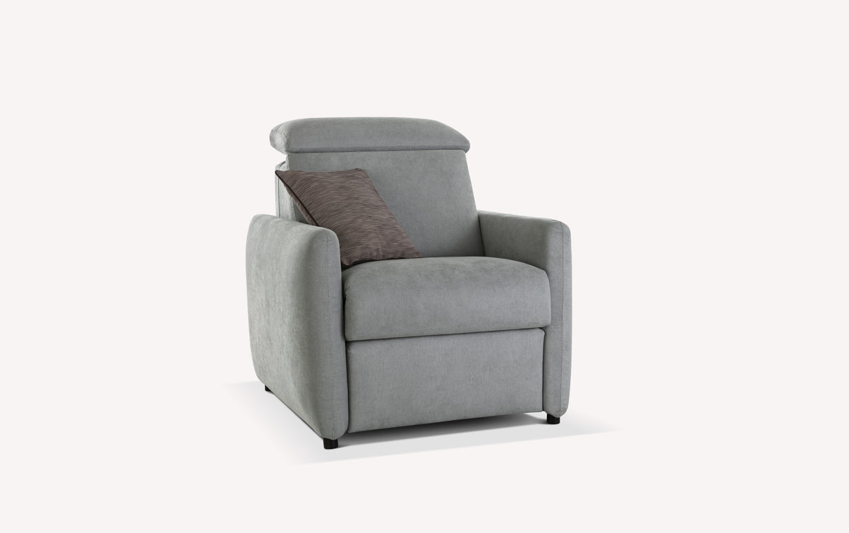 Fauteuil Relax BRUCE +500 tissus & cuirs en tissu gris avec coussin décoratif, design confortable et moderne idéal pour un coin lecture ou détente dans un salon contemporain.