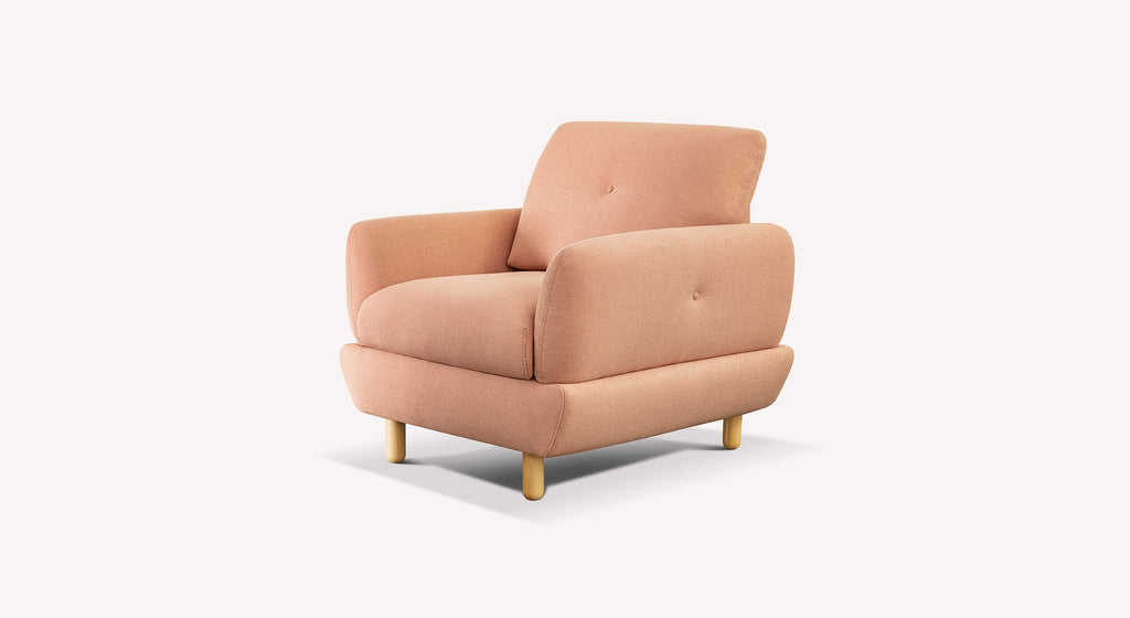 Fauteuil Finn en tissu rose "Fluf Flamingo" avec pieds en bois, design moderne et confortable