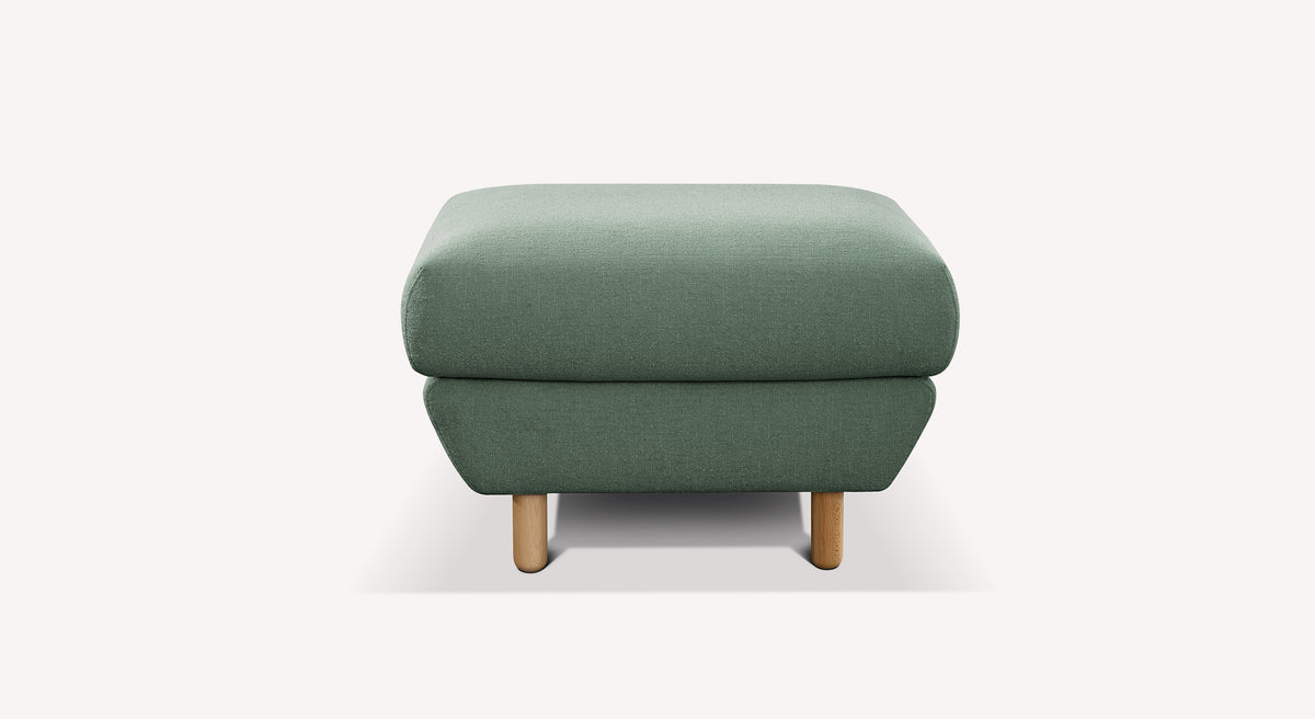Pouf vert eucalyptus aux pieds en bois clair, faisant partie du Lot canapé et pouf FINN pour un salon moderne et confortable.