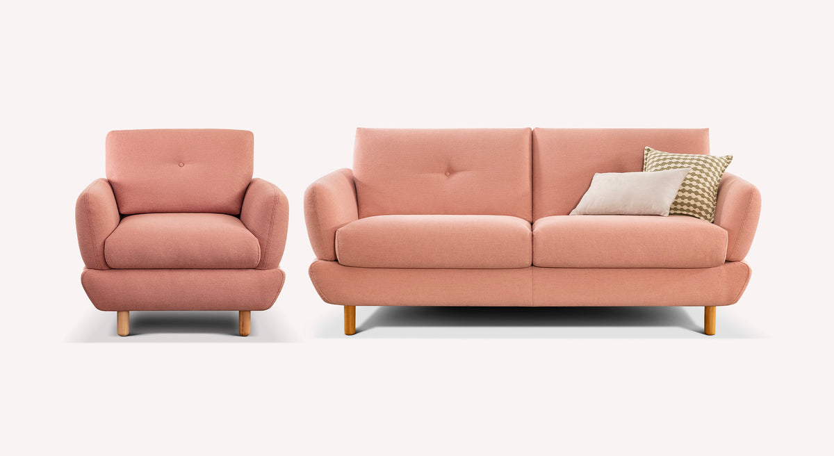 Lot canapé et fauteuil FINN en tissu couleur saumon avec coussins, design élégant et contemporain, parfait pour un salon moderne et confortable.