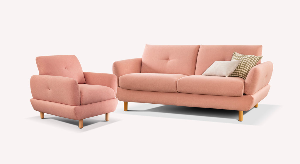 Lot canapé et fauteuil FINN en tissu rose poudré avec pieds en bois naturel, offrant un style moderne et élégant pour un intérieur chaleureux et confortable.