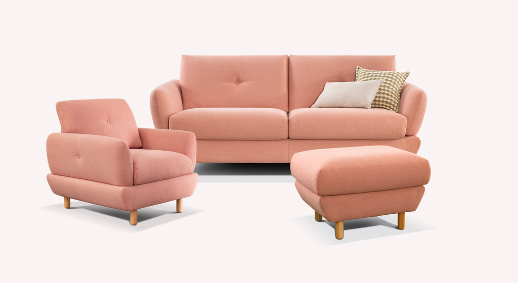 Canapé convertible, fauteuil et pouf en tissu rose flamingo, avec coussins décoratifs, sur fond blanc