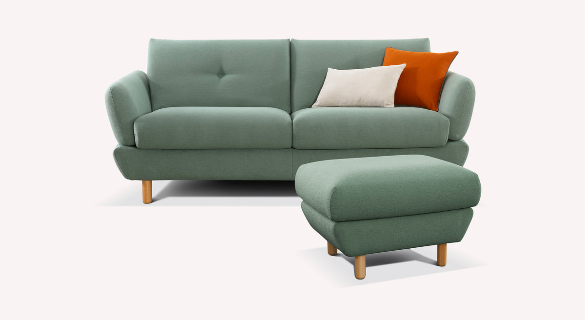 Lot canapé et pouf FINN en tissu vert eucalyptus avec pieds en bois, design confortable et moderne idéal pour un canapé convertible au style épuré.