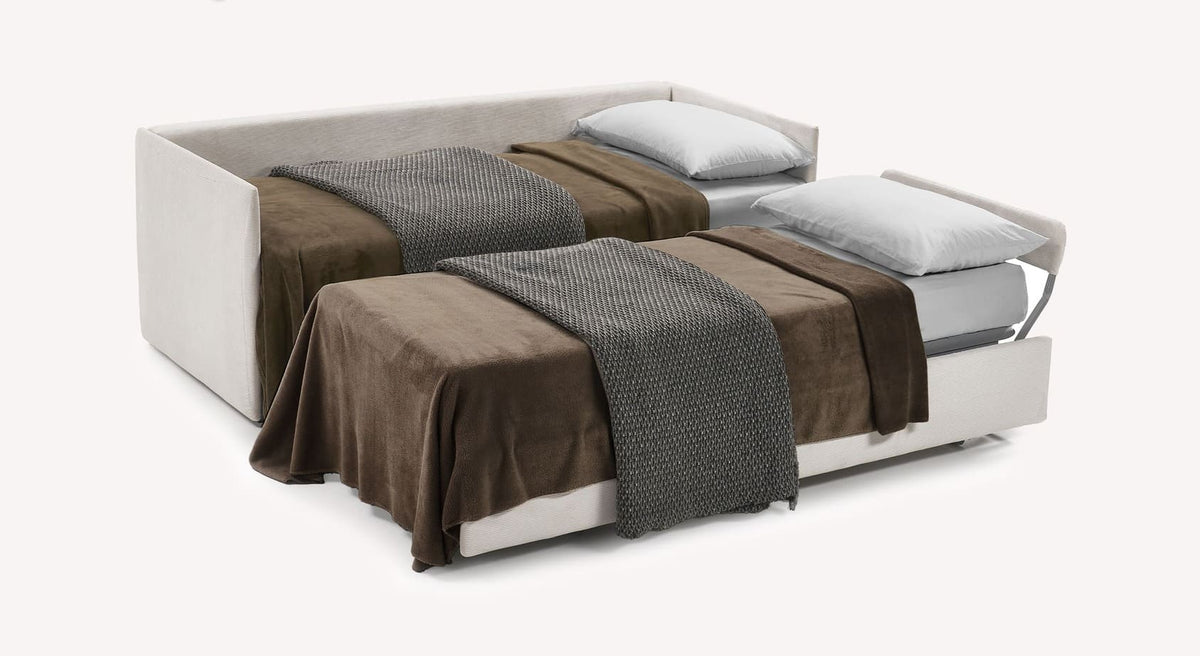 Canapé-lit Gaia ouvert avec tissu Teatro couleur sable, couvertures marron et gris