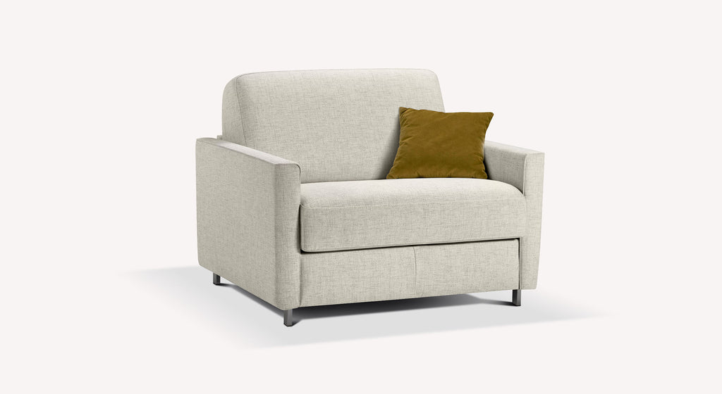 Fauteuil JIMMY Foster Ivoire en tissu ivoire avec coussin décoratif marron, design moderne et élégant adapté à un salon contemporain.