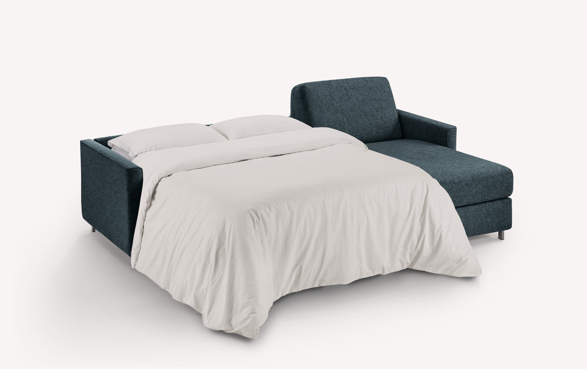 Canapé convertible d'angle ouvert en tissu bleu océan, modèle Jimmy, avec lit déplié et draps blancs