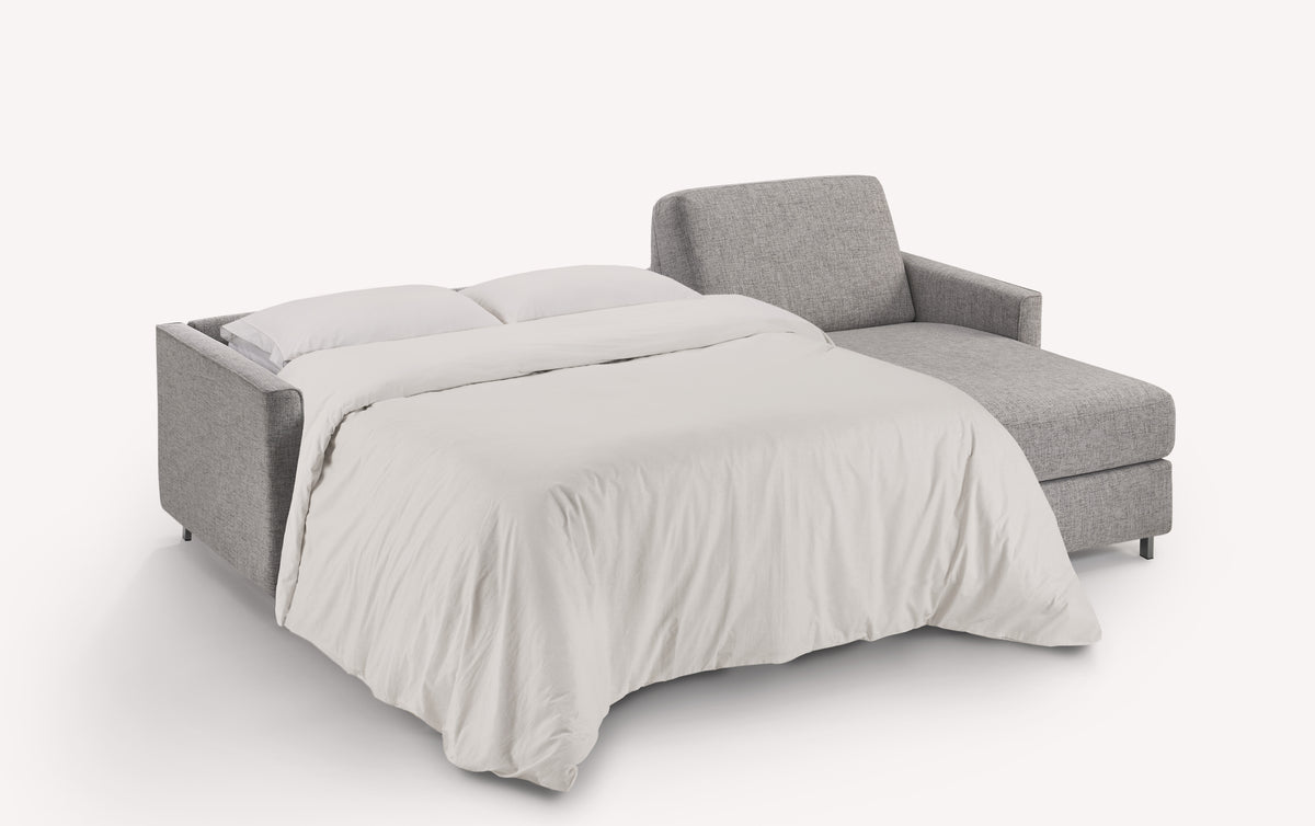 Canapé convertible d'angle ouvert en tissu gris Foster, modèle Jimmy, avec lit déplié et couvertures blanches