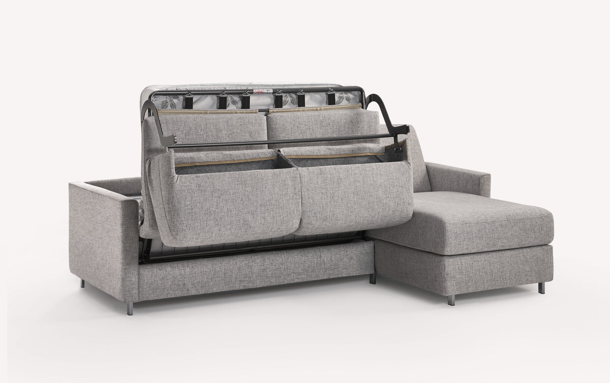 Canapé convertible JIMMY Angle Foster Grey en tissu gris clair avec coin détente, transformable en couchage quotidien grâce à son mécanisme facile d’utilisation.