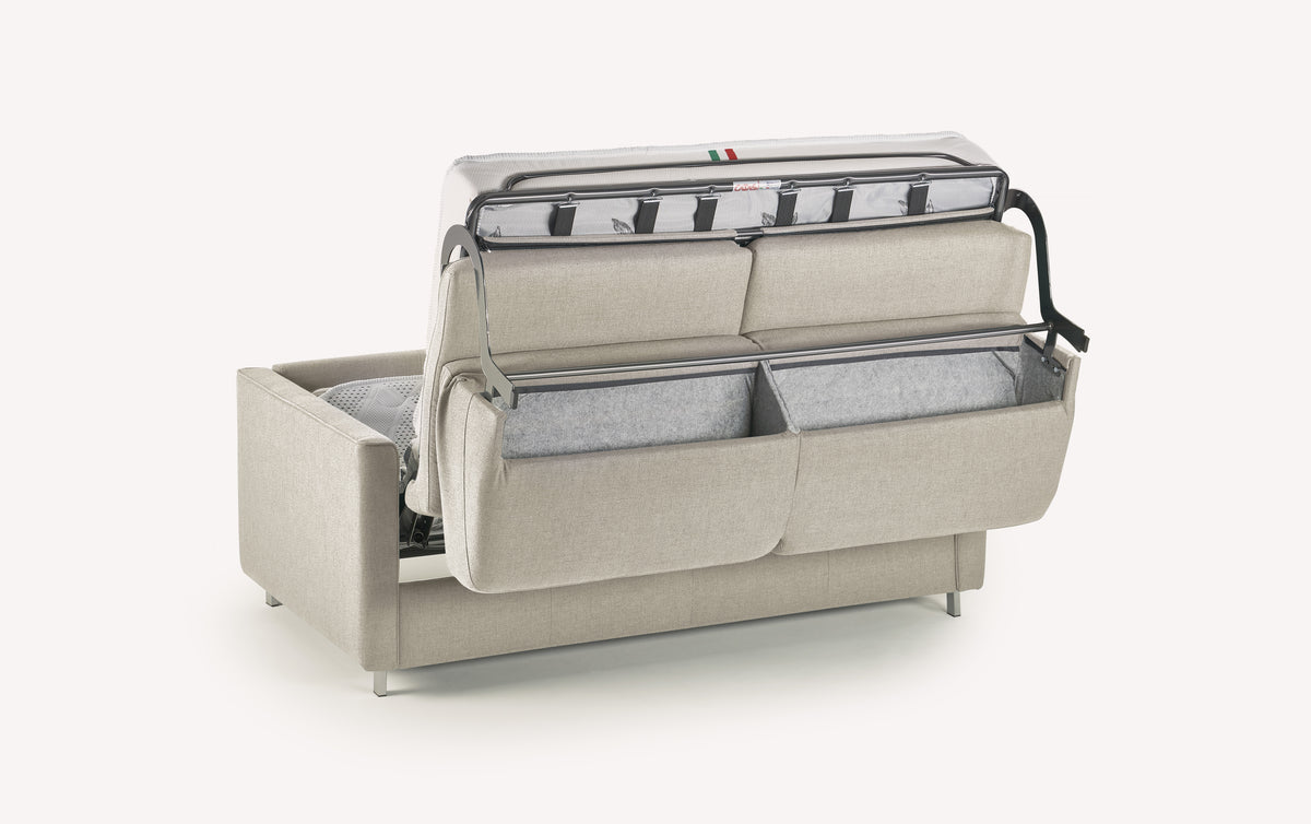 Canapé convertible JIMMY Foster Ivoire en tissu clair, dévoilé en position ouverte montrant son mécanisme pratique et son espace de rangement intégré pour un couchage quotidien confortable.