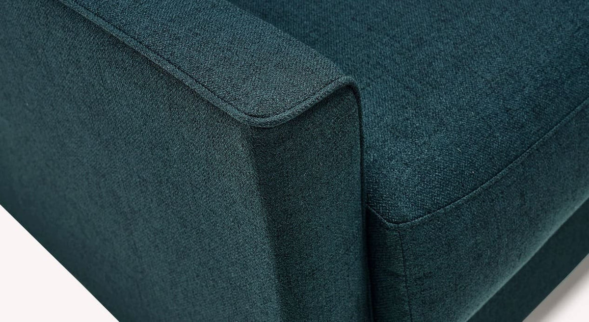 Détail de l'accoudoir du canapé convertible JIMMY Foster Bleu ocean en tissu bleu océan, montrant la qualité du revêtement et la finition soignée pour un usage quotidien confortable.