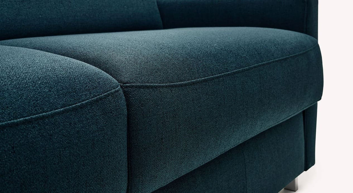 Détail du tissu bleu océan du canapé convertible JIMMY Foster Bleu ocean mettant en valeur la texture douce et la finition soignée idéale pour un couchage quotidien confortable.