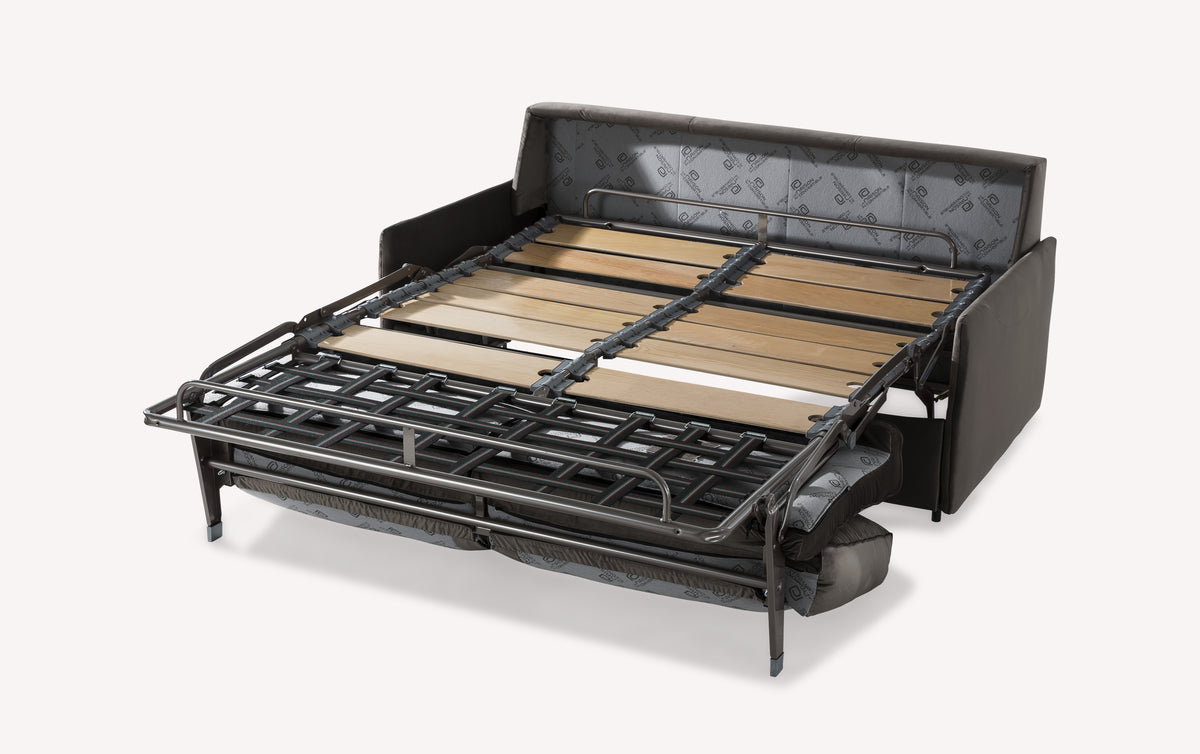 Canapé convertible Kirk en velours expresso, structure dépliée avec lattes en bois et cadre métallique