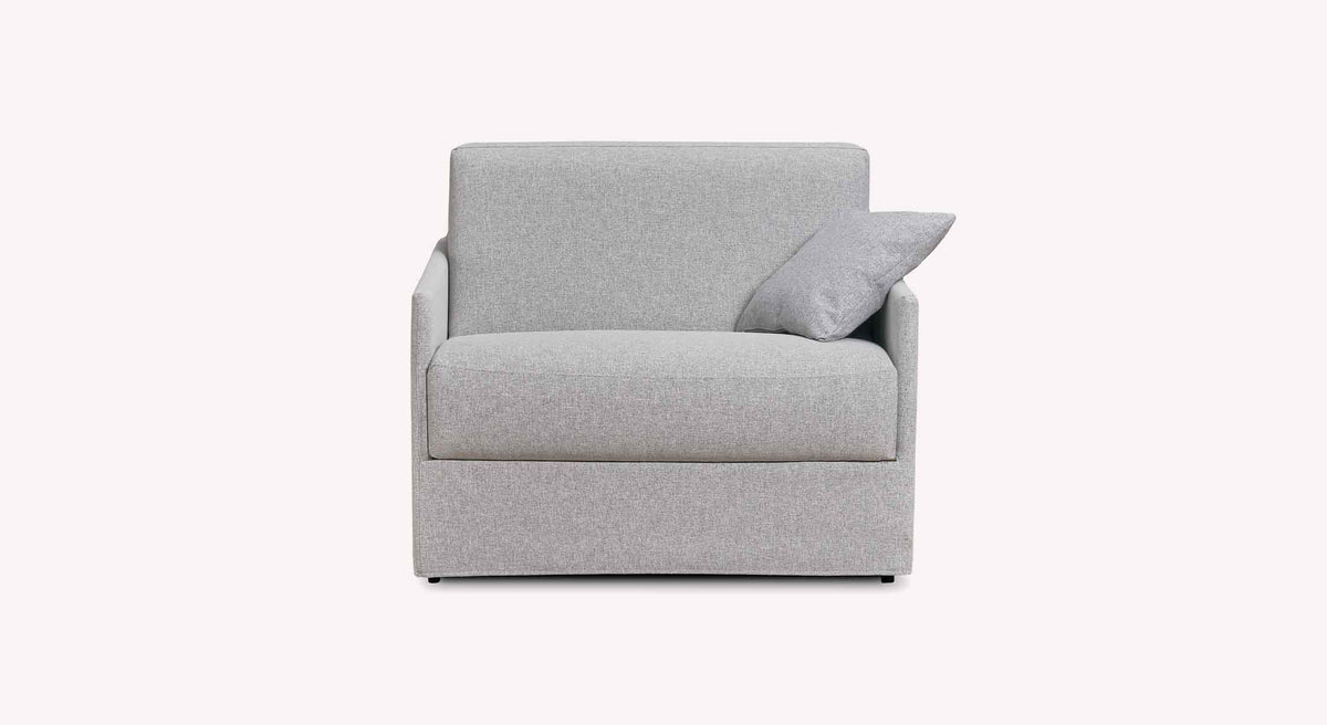 Fauteuil LIA Tixer Brume en tissu gris clair avec coussin assorti, design moderne et épuré idéal pour un coin salon confortable et élégant.