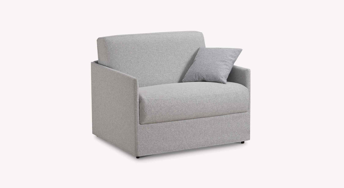 Fauteuil LIA Tixer Brume en tissu gris clair avec coussin assorti, design contemporain et compact adapté pour un espace de vie confortable.
