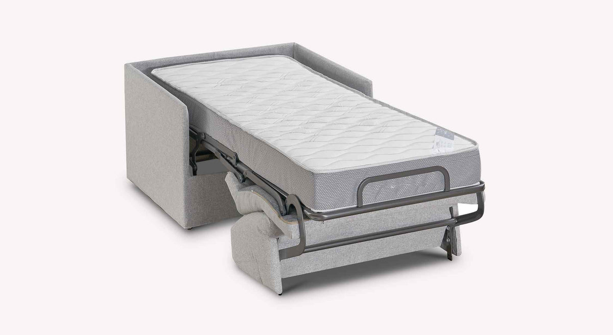 Fauteuil LIA Tixer Brume convertible en lit d'appoint avec matelas confortable, tissu gris clair et structure métallique robuste pour un couchage pratique et élégant.