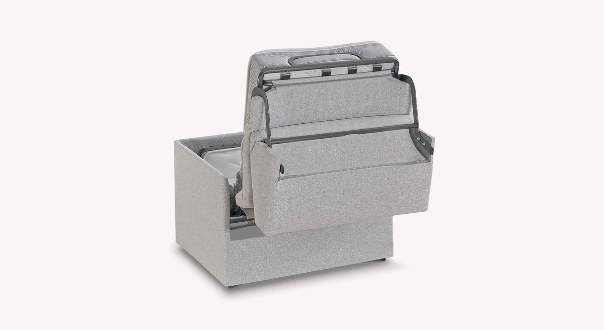 Fauteuil LIA Tixer Brume en tissu gris clair, conçu avec un rangement intégré pratique, combinant élégance et fonctionnalité pour un intérieur moderne.