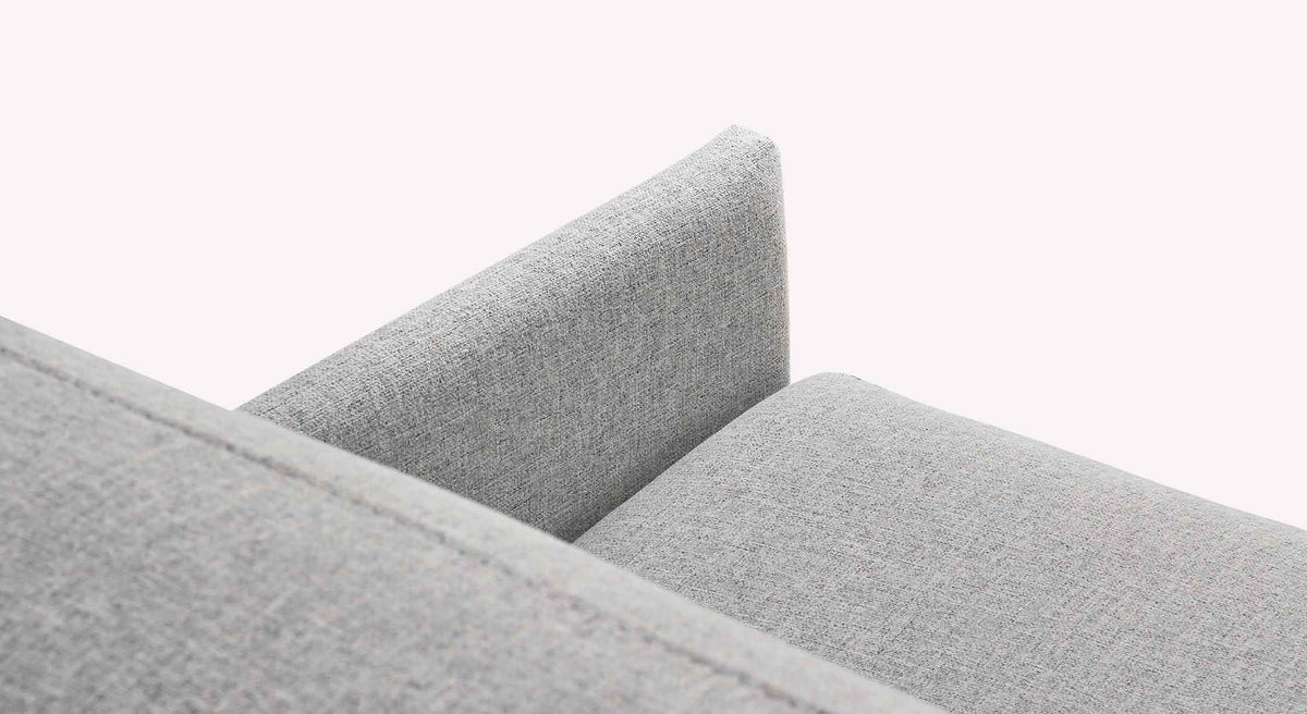 Fauteuil LIA Tixer Brume en tissu gris clair avec finition texturée, offrant un design épuré et confortable idéal pour un salon contemporain.