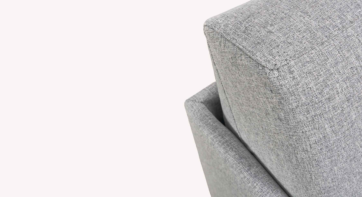 Fauteuil LIA Tixer Brume en tissu gris clair avec texture fine, offrant un design moderne et confortable pour un intérieur élégant.