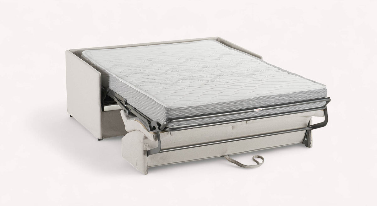 Canapé convertible en tissu ivoire, modèle Lia, avec matelas déplié, structure métallique visible