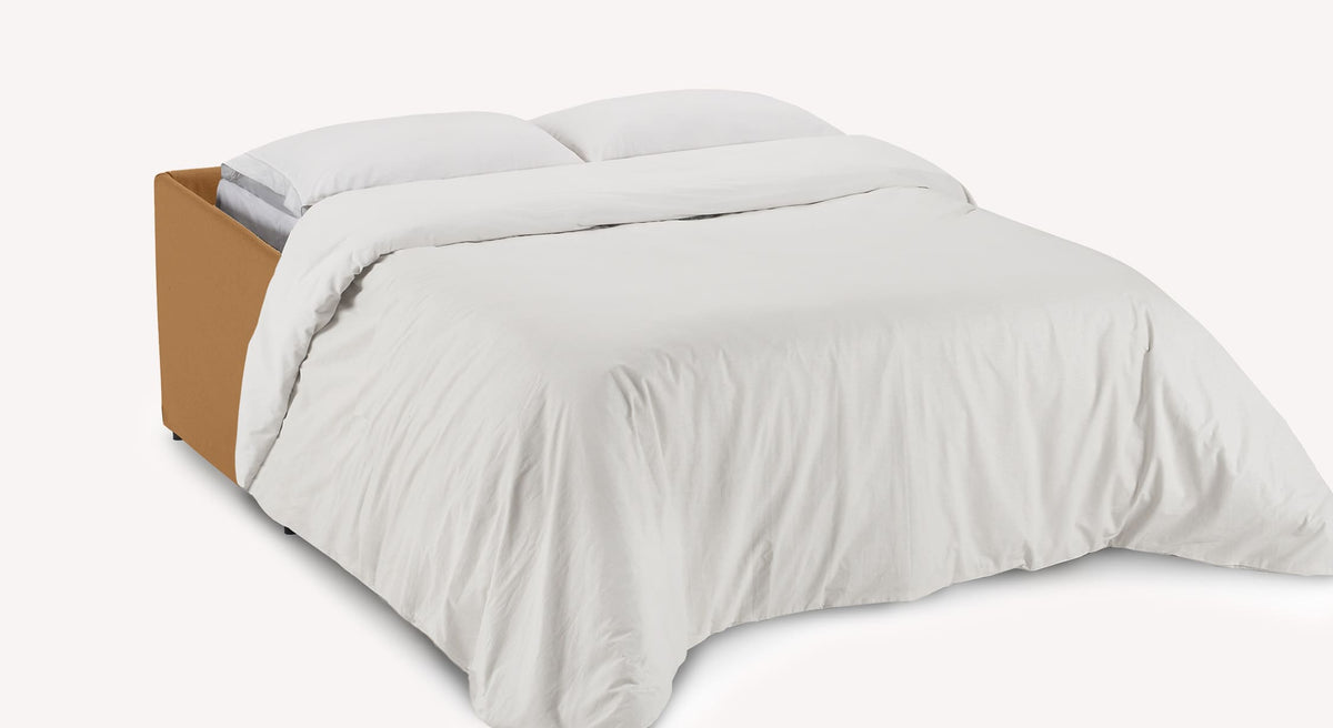 Canapé convertible ouvert en tissu couleur cuivre, modèle Lia, avec draps blancs