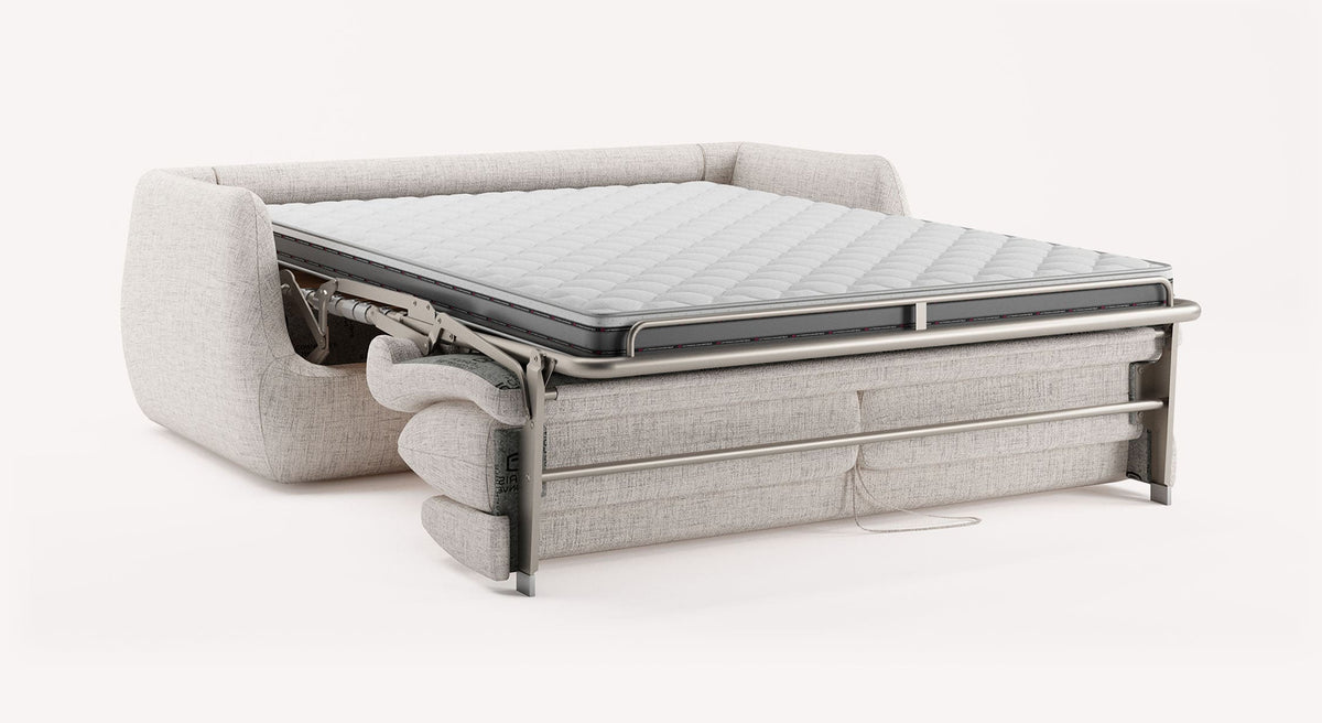 Canapé convertible LUZ Foster Silver en tissu gris clair avec mécanisme métallique déployé, offrant un couchage quotidien confortable avec un vrai matelas.