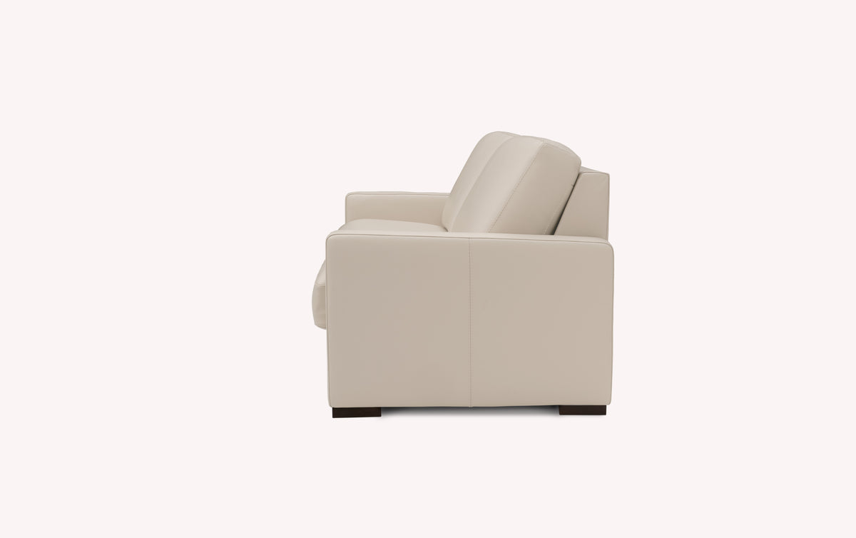 Canapé convertible en cuir luxueux couleur avoine, vue latérale, modèle Lyon