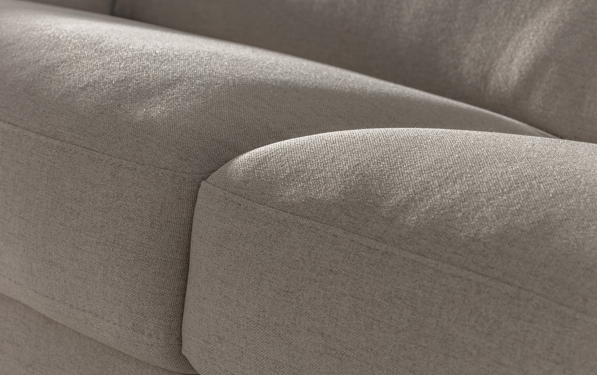 Détail en gros plan d'un tissu beige de canapé convertible mettant en valeur la texture et la couture, illustrant la finition avec LYON Fixe Joint Mastic.