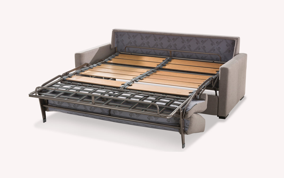 Canapé convertible gris avec sommier déplié, structure en métal et lattes en bois, modèle Lyon en tissu