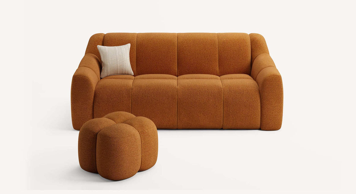 Canapé convertible MAMA Innuendo Cuivre de couleur cuivre avec un pouf assorti, design contemporain au style arrondi et confortable, idéal pour un couchage quotidien.