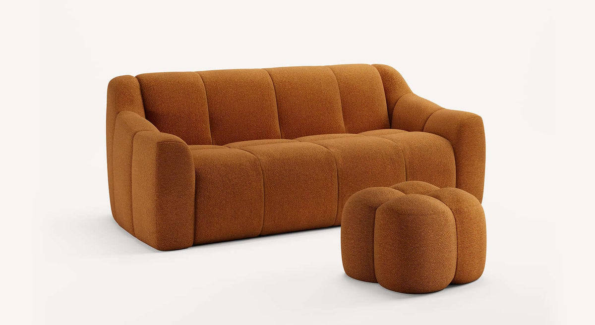 Canapé convertible MAMA Innuendo Cuivre en tissu cuivré avec pouf assorti, design arrondi et confortable, idéal pour un couchage quotidien et un intérieur moderne.